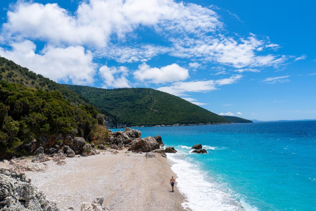 Saranda: Bootstour nach Kroreza mit Schnorcheln und Sonnenschirmen