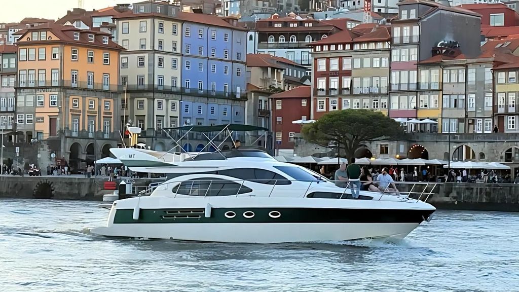 Porto: Luxus-Yachtfahrt unter 6 Brücken mit Wein und Snacks