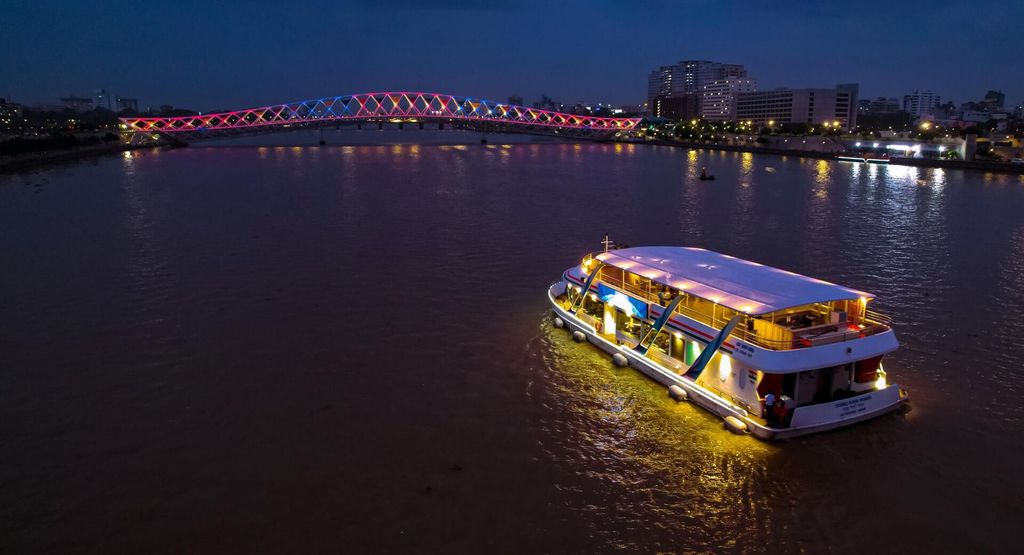 Ahmedabad: Akshar Riverfront Cruise mit Mahlzeit und Musik