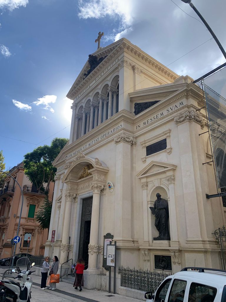 Besuche Castelmola, Taormina und Messina. Abfahrt von Messina