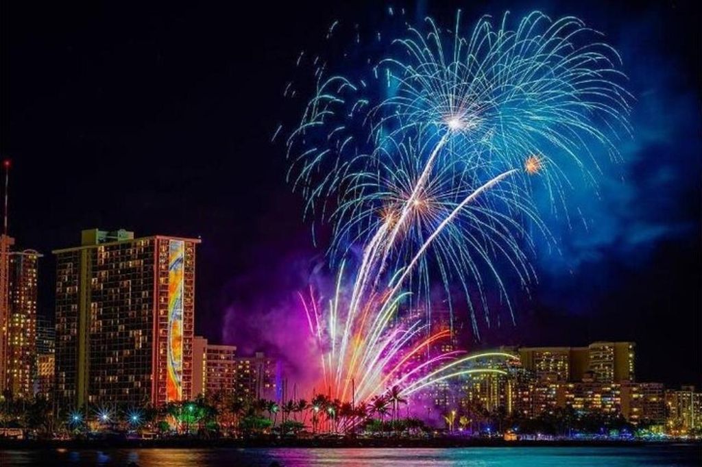 Gehe vom Waikiki Beach an Bord: Freitag Nacht Feuerwerk segeln
