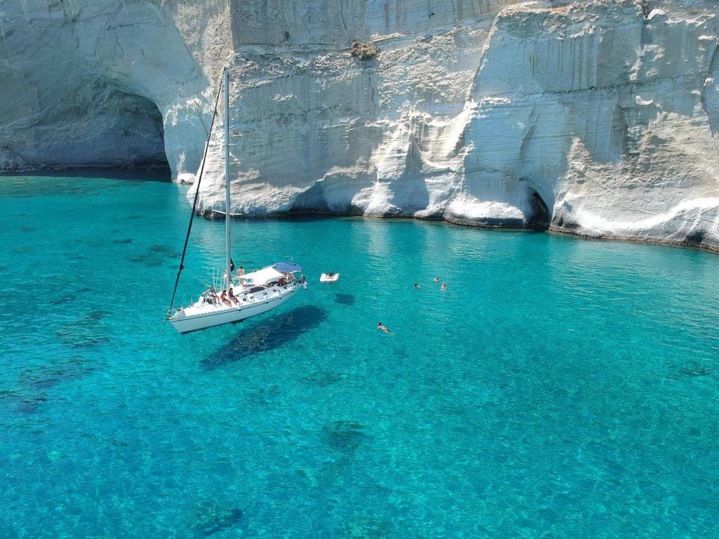 Adamantas: Milos Sightseeing Sailboat Cruise