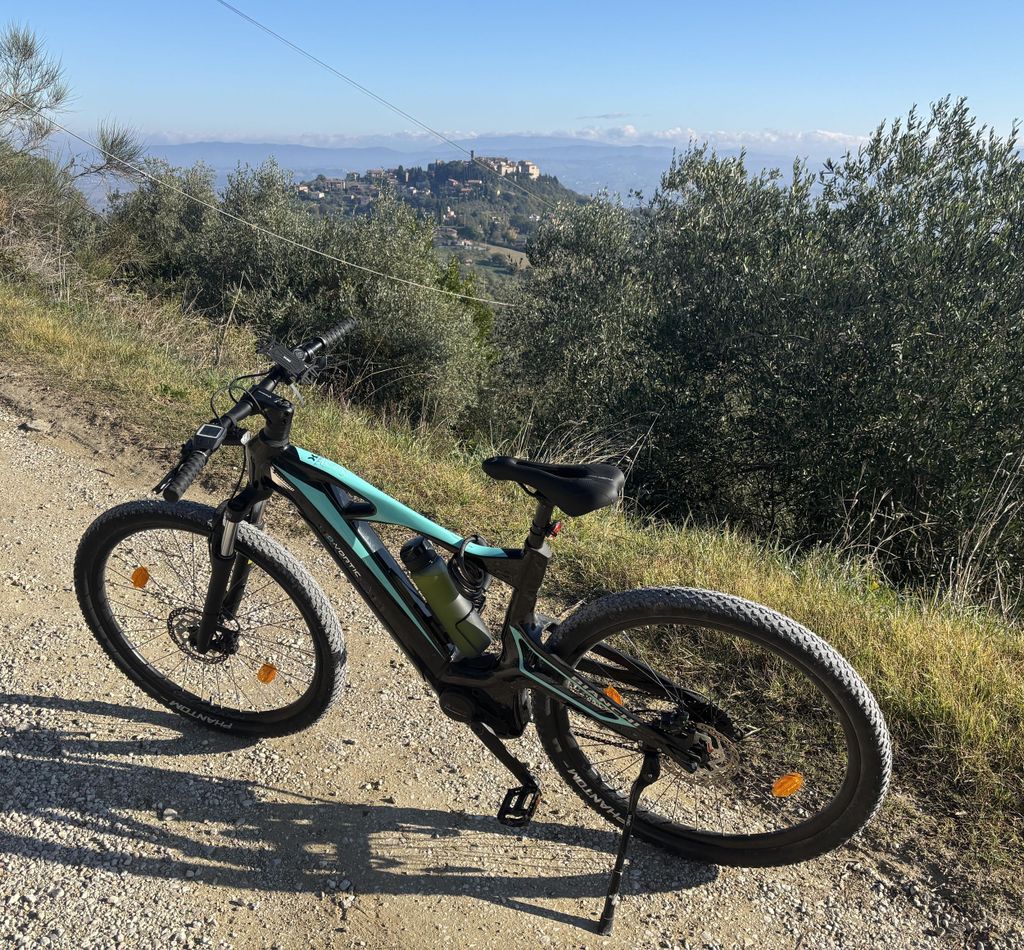 Monte Castello di Vibio: E-Bike-Tour des Furioso mit Mittagessen und Theater