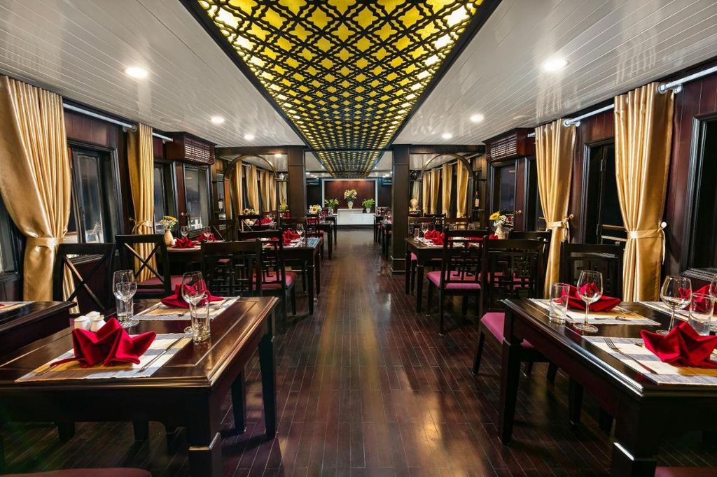 Von Hanoi/Ha Long: La Regina 4-Sterne-Kreuzfahrt – Bai Tu Long-Bucht