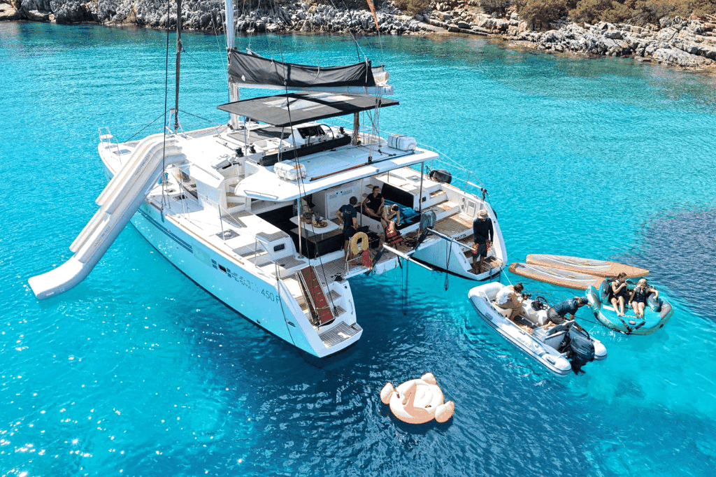 Agios Nikolaos: Katamaranfahrt mit Wasserspielzeug (alles inklusive)