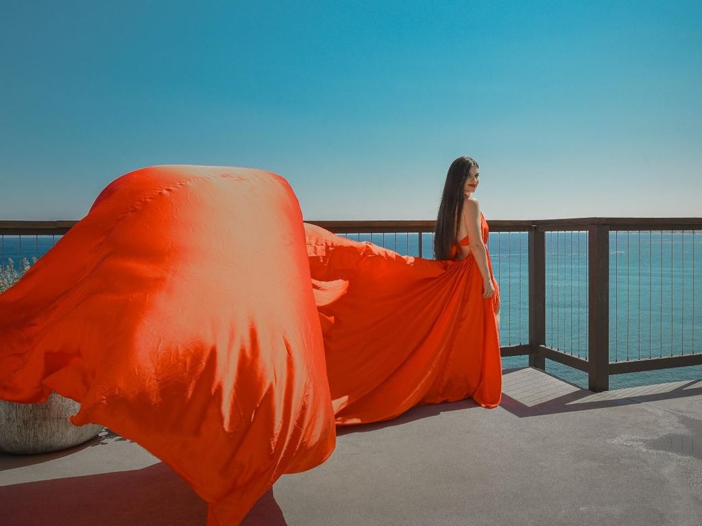 Fotoshooting mit fliegendem Kleid für Frauen in Monastir