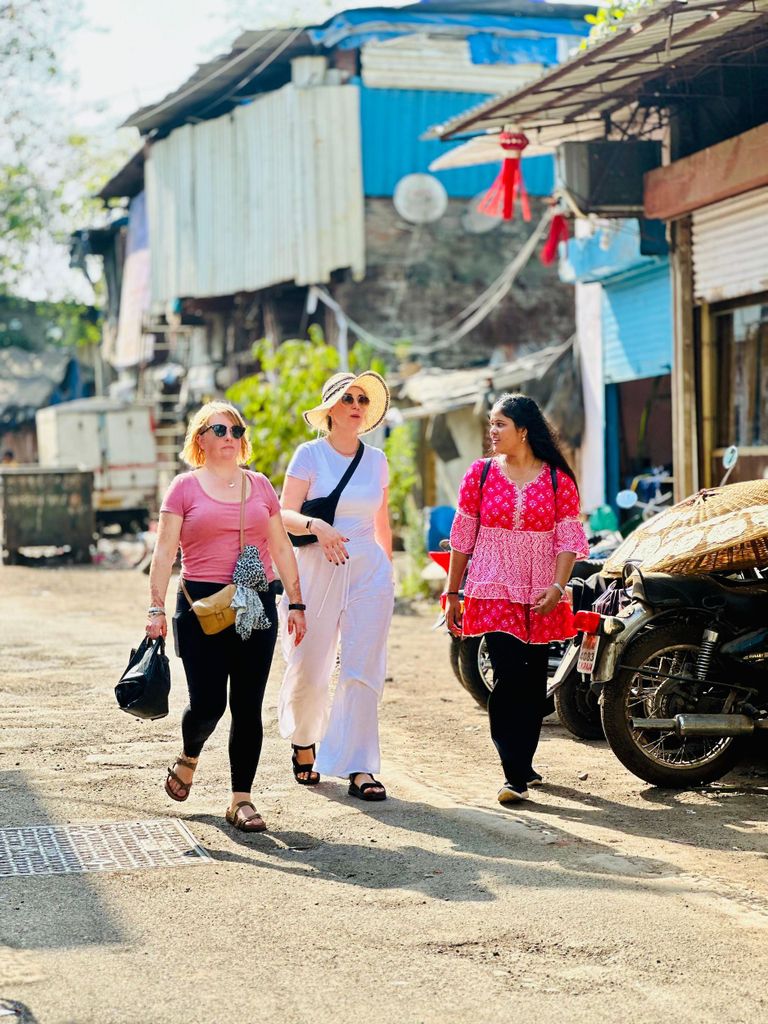 Mumbai: Dharavi Slum Walking Tour mit dem ersten weiblichen Tour Guide