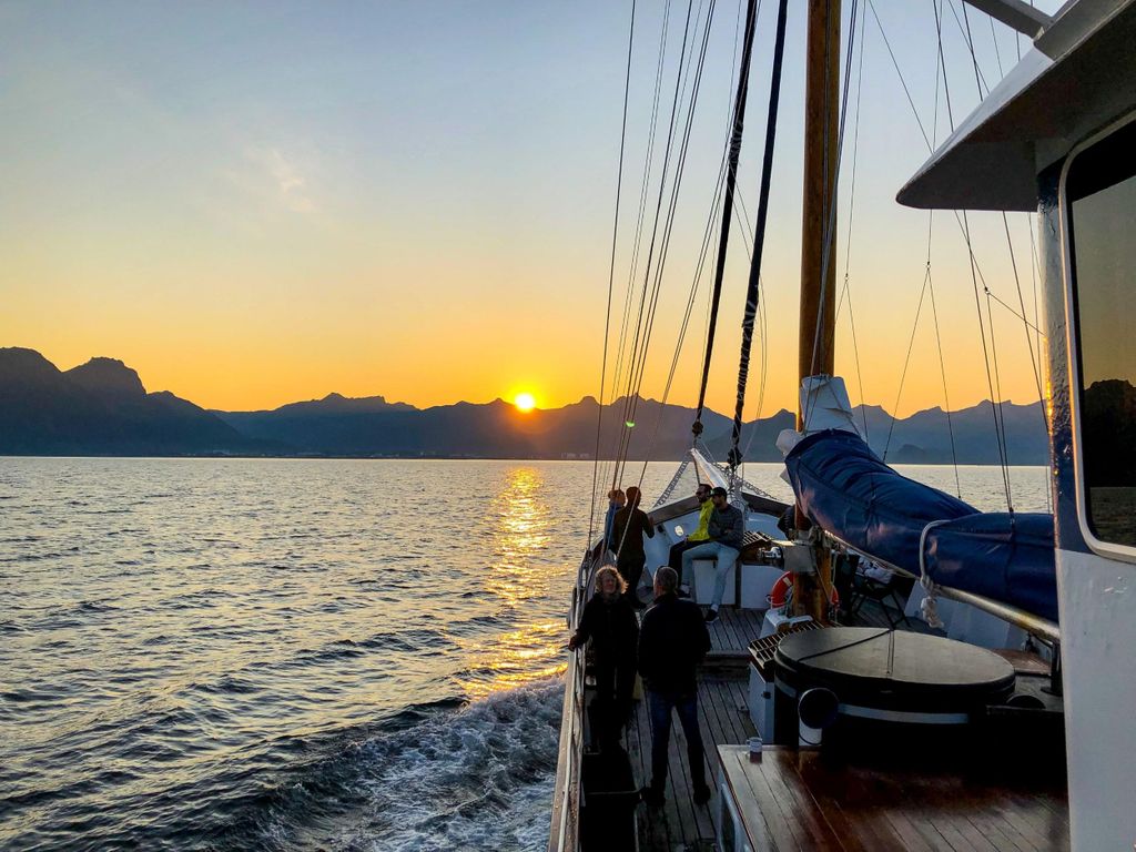 Tromsø: Mitternachtssonne-Abendkreuzfahrt mit Whirlpool