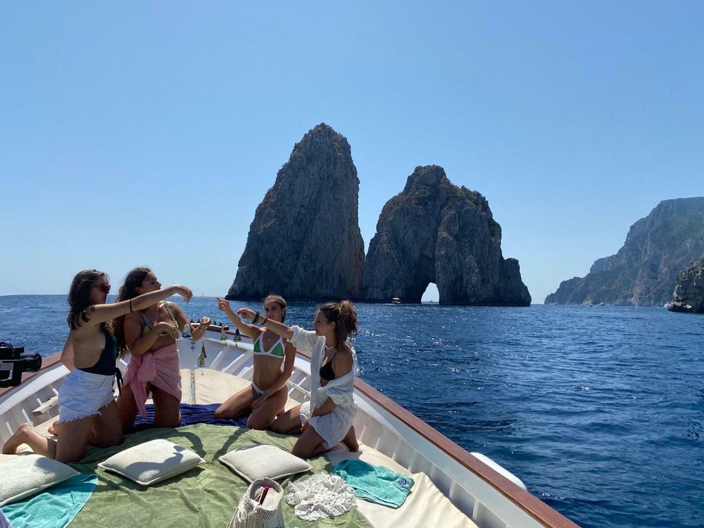 Capri: Insel und Grotten Bootsfahrt mit Snacks und Getränken