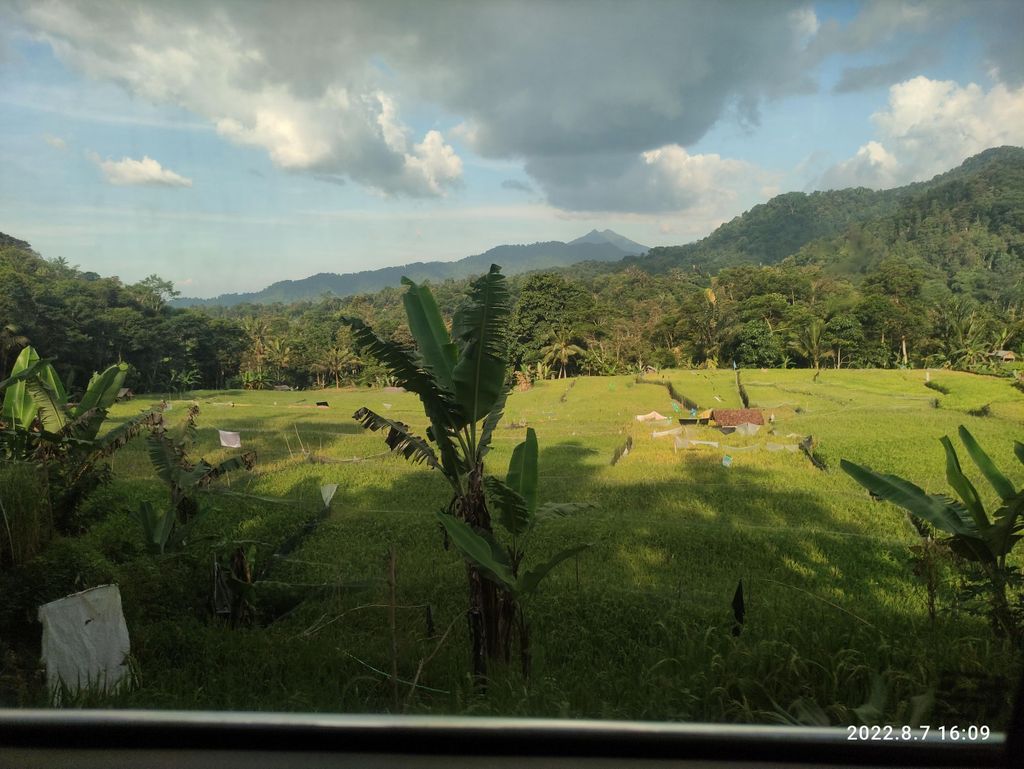 Jakarta: Aktiver Vulkan, Wasserfall und wunderschönes Dorf