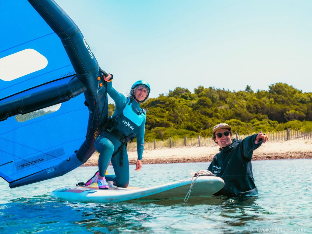 Bonifacio: Lerne Wingfoil im türkisfarbenen Wasser von Piantarella