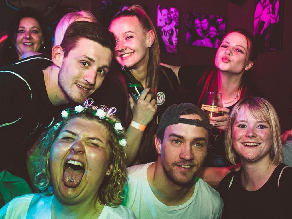 Freiburg: Private Kneipentour mit Insider-Guide & Gratis-Shots