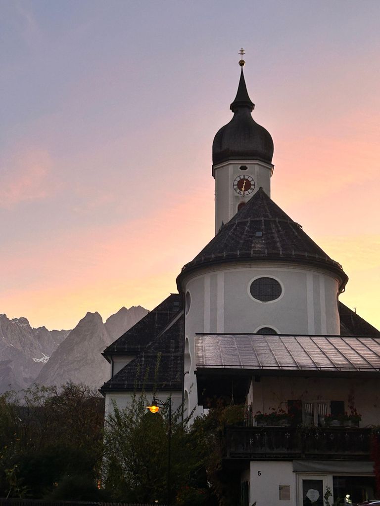Malerische Zugfahrt nach Garmisch mit Rundgang und Brezeln