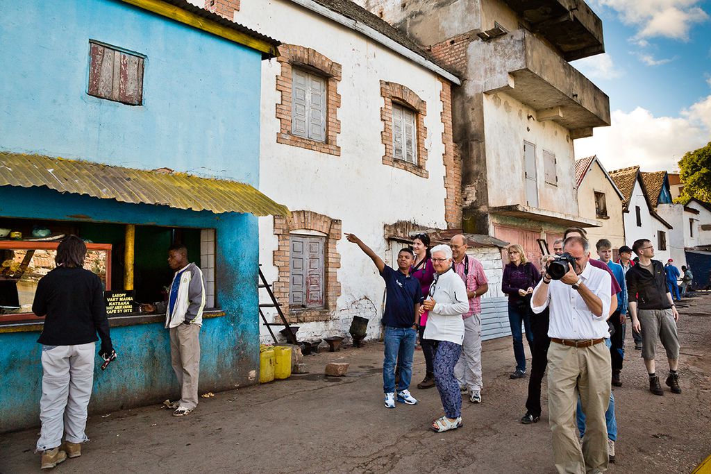 Wikinger-Reiseleiter mit Gruppe in Madagaskar