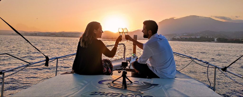 Estepona: Bootsfahrt bei Sonnenuntergang mit Cava und Tapas