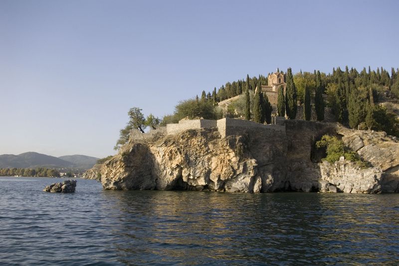 Kirche und Landschaft am Ohrid-See