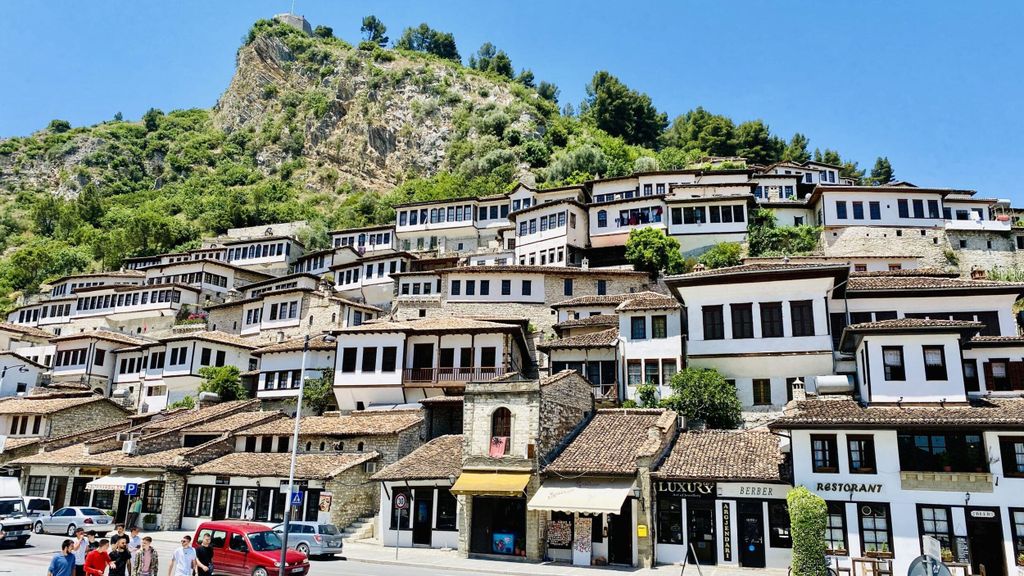 Ab Tirana/Durrës: Tagestour zum UNESCO-Weltkulturerbe Berat & Belshi-See