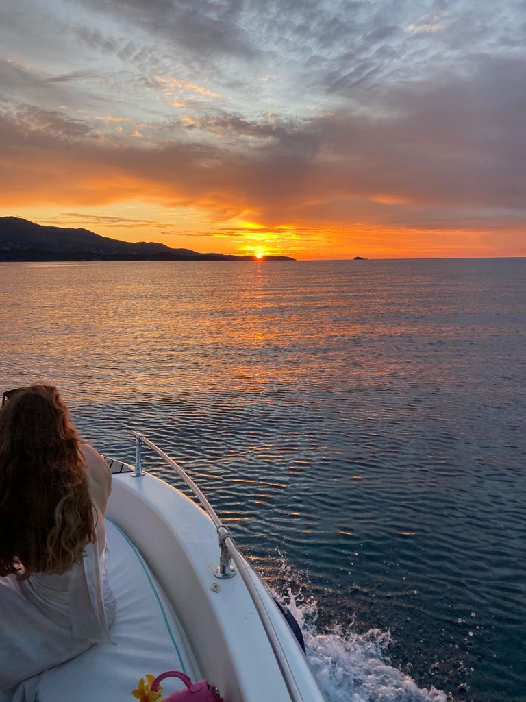 Segeln bei Sonnenuntergang zu den Ksamil-Inseln mit Obst und Getränken