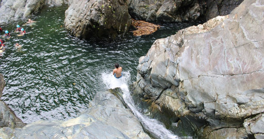 Von San Juan: El Yunque Wasserrutsche mit Transport