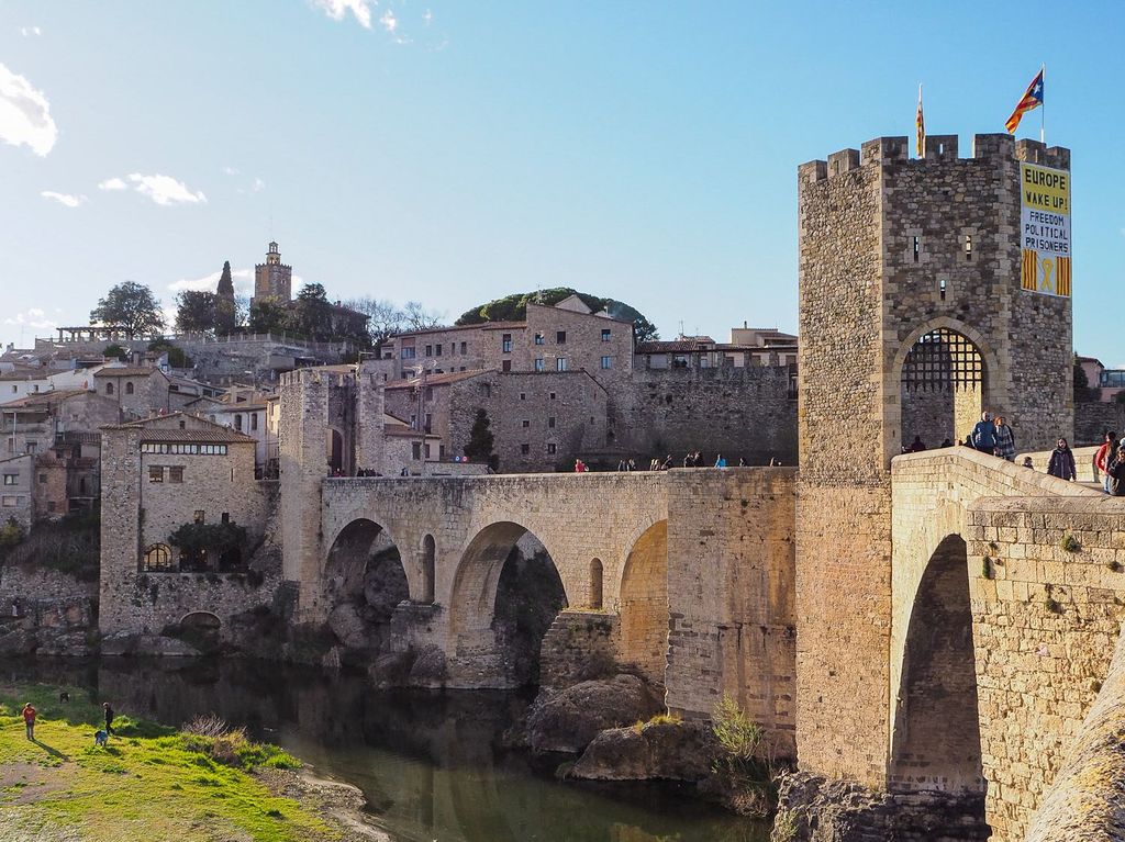 Von Girona aus: Besalú, Banyoles und die historische Garrotxa Tagestour