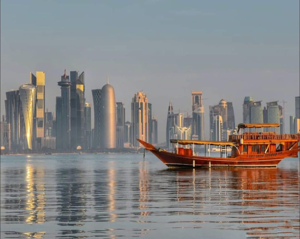 Doha: Traditionelle Dau-Fahrt mit Abendessen / Arabischem Tee