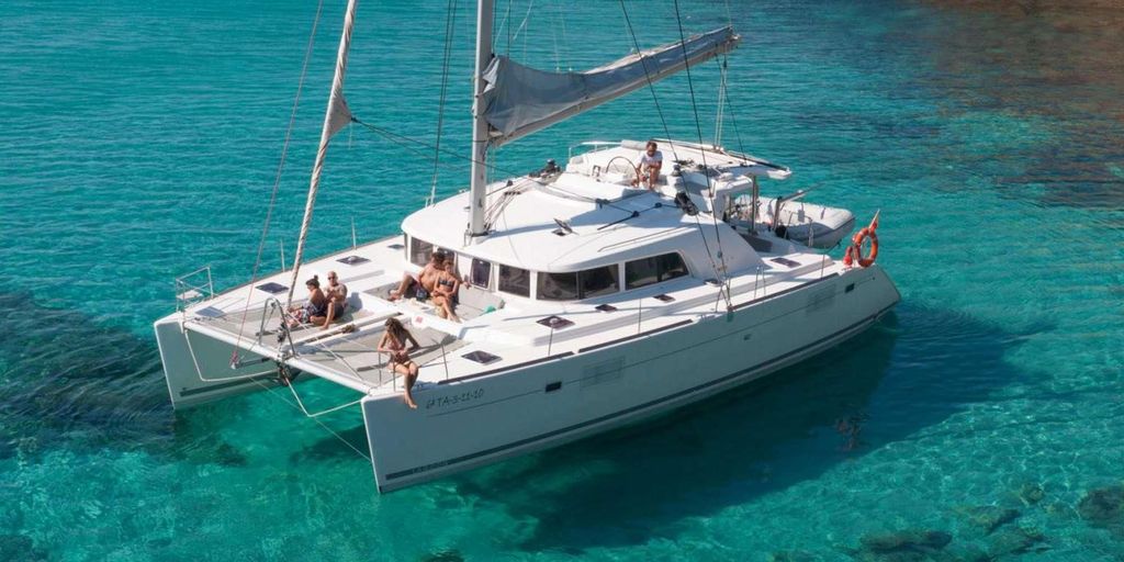 Ab Adamas: Milos und Poliegos Katamaran-Kreuzfahrt mit Mittagessen