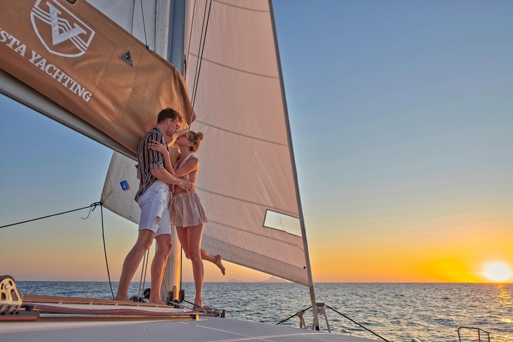 Santorin: Platin-Katamaran-Kreuzfahrt mit BBQ-Mahlzeit und offener Bar