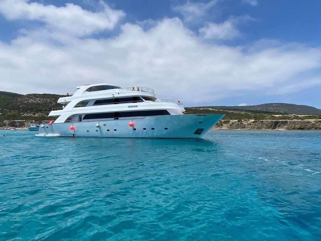 Paphos: Blue Lagoon Cruise – BBQ-Mittagessen, offene Bar, Rutsche