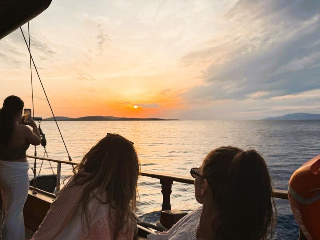 Mykonos: Bootsfahrt bei Sonnenuntergang mit leichtem Abendessen und Getränken