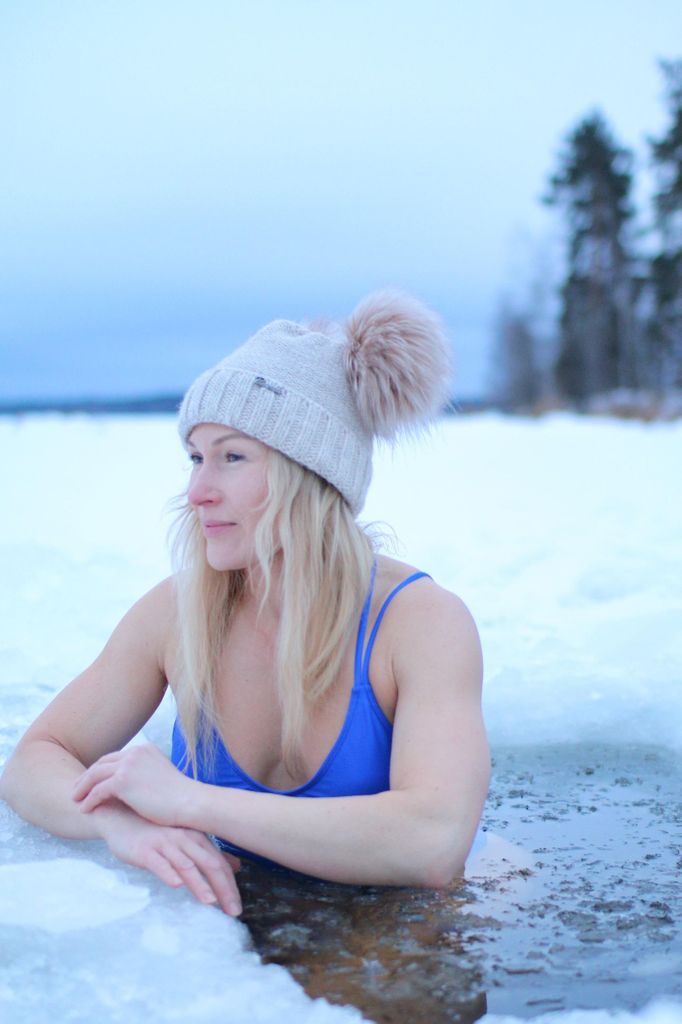 Tampere: Private Inselsauna, Eisschwimmen & Mittagessen