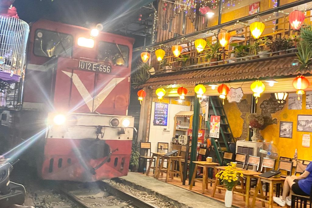 Hanoi: Geführte Street Food Tour mit Train Street Experience
