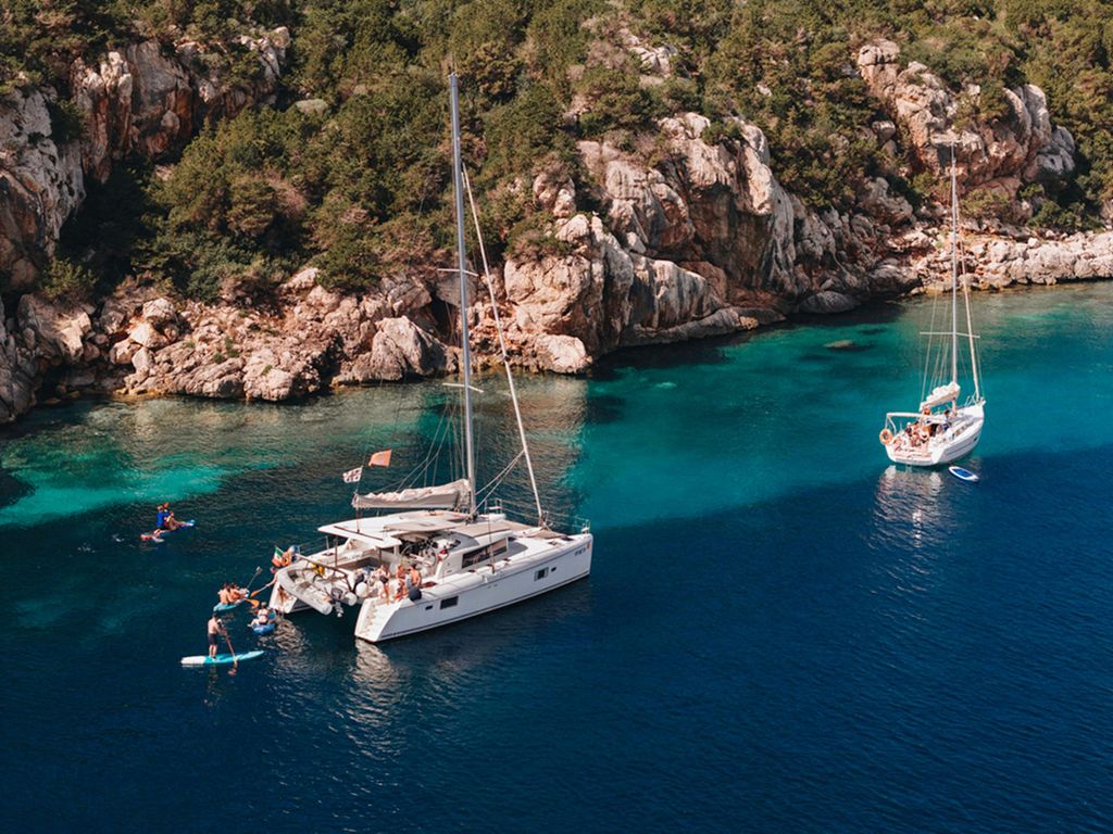 Alghero: Segelnder Katamaran Tagesausflug mit Mittagessen