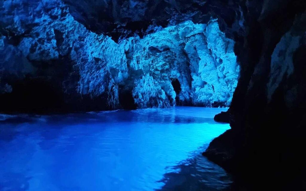 Fahrt mit dem Schnellboot zur Blauen Höhle von Trogir aus