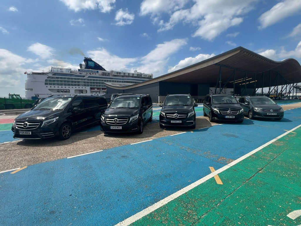 Southampton Port zum Flughafen Heathrow – optional über Stonehenge