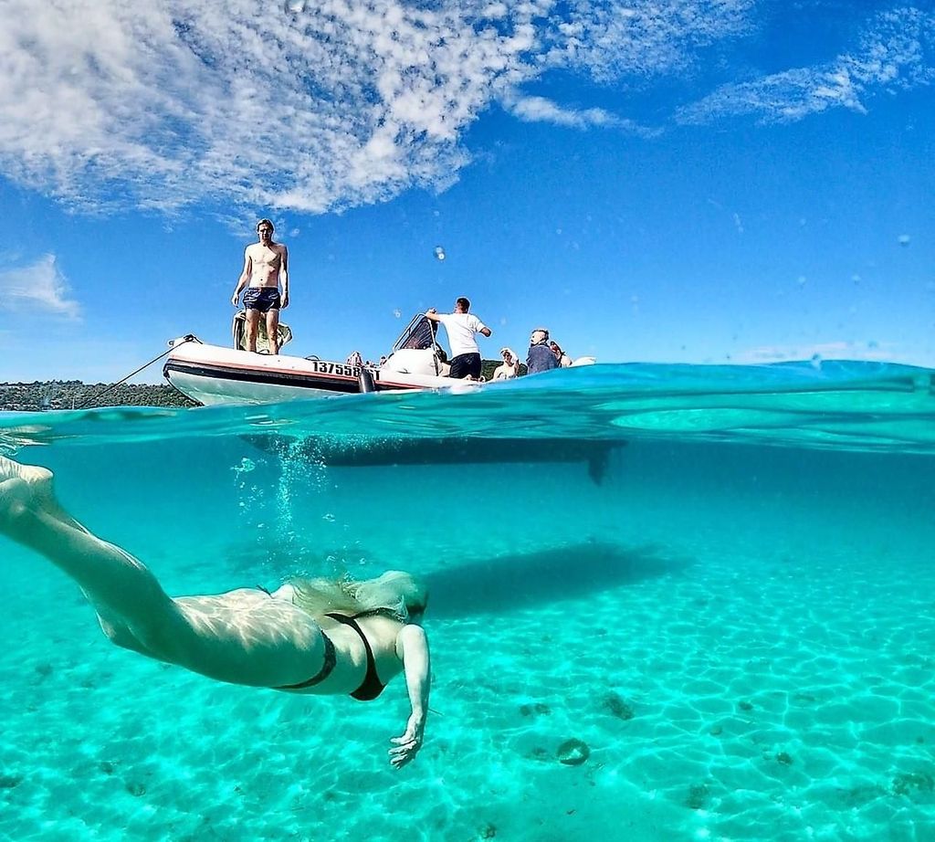 Von Split aus: Halbtagestour nach Trogir und Speedboat zur Blauen Lagune