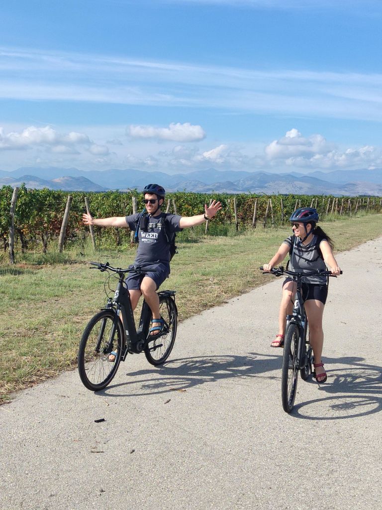 Podgorica mit dem E-Bike: Weinberge, Weine & Wasserfälle