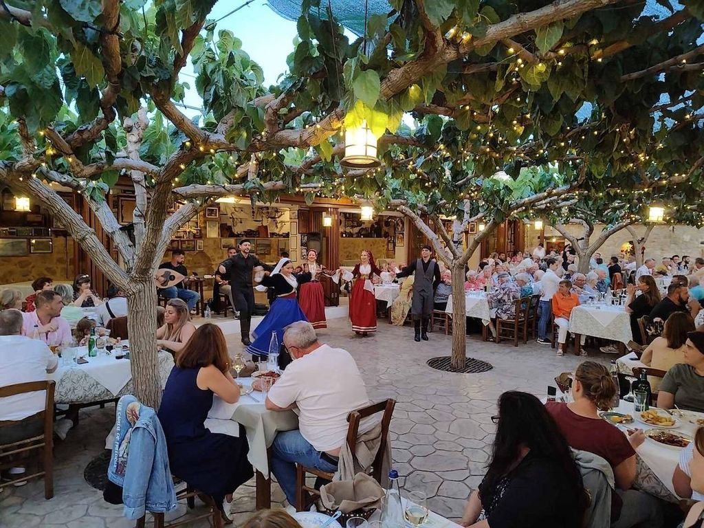 Rethymnon: Kretische Nacht mit Abendessen und Live-Musik