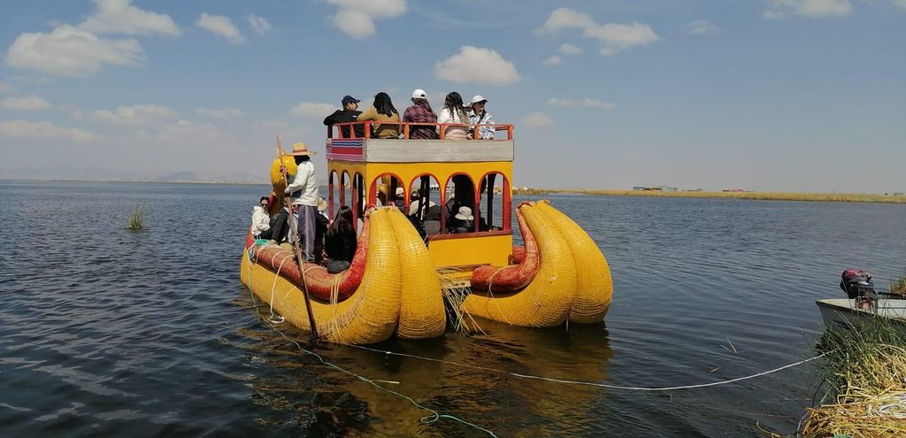 Von Puno: Ganztagestour nach Uros und Taquile mit Mittagessen