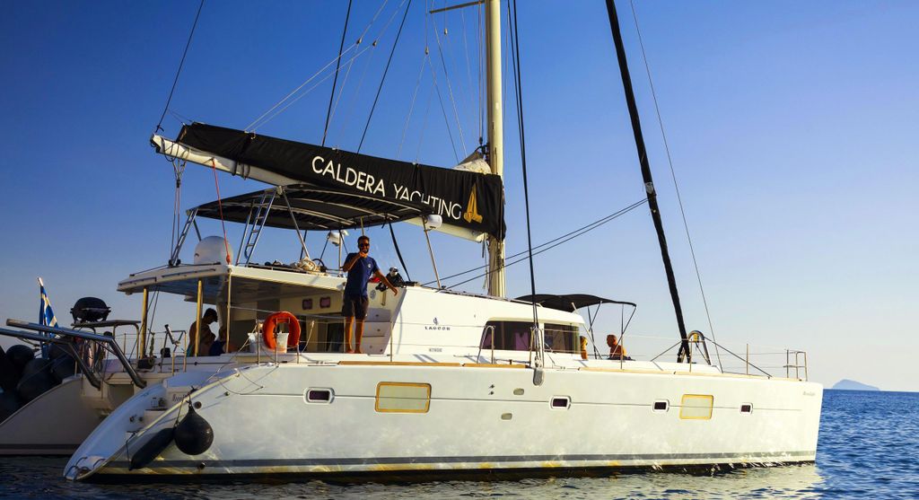 Athen: Private Katamaranfahrt mit Barbecue, offener Bar & Transfer