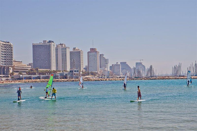 Surfer vor Tel Aviv