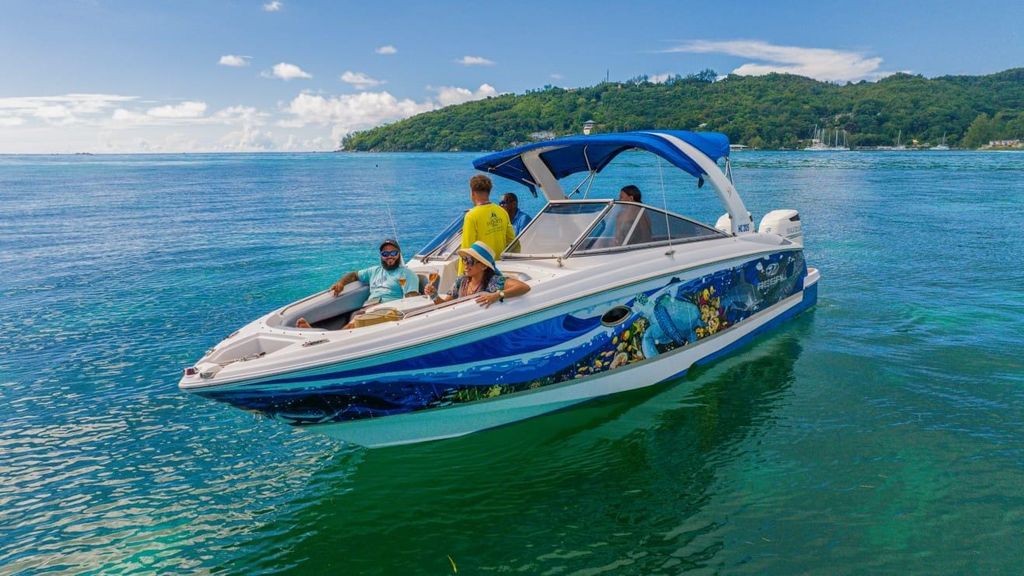 Tropisches Trio-Abenteuer: Coco, Félicité und La Digue Island.