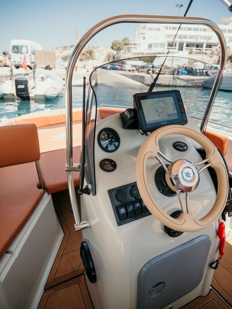 Santorin: Luxuriöse Kleinbootvermietung ohne Lizenz