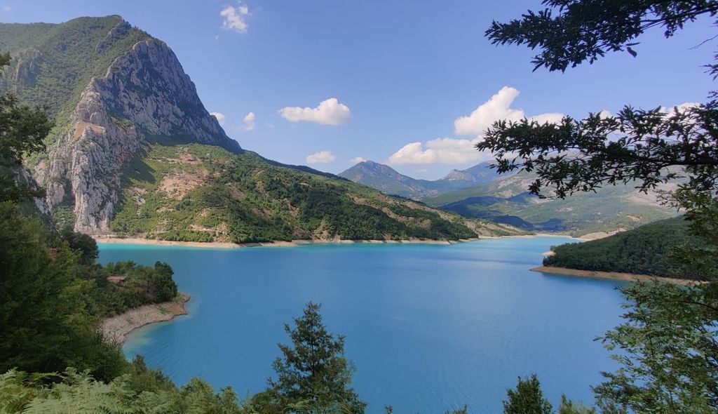 Tirana: Fahrt zum Bovilla-See und zur Burg Petrela