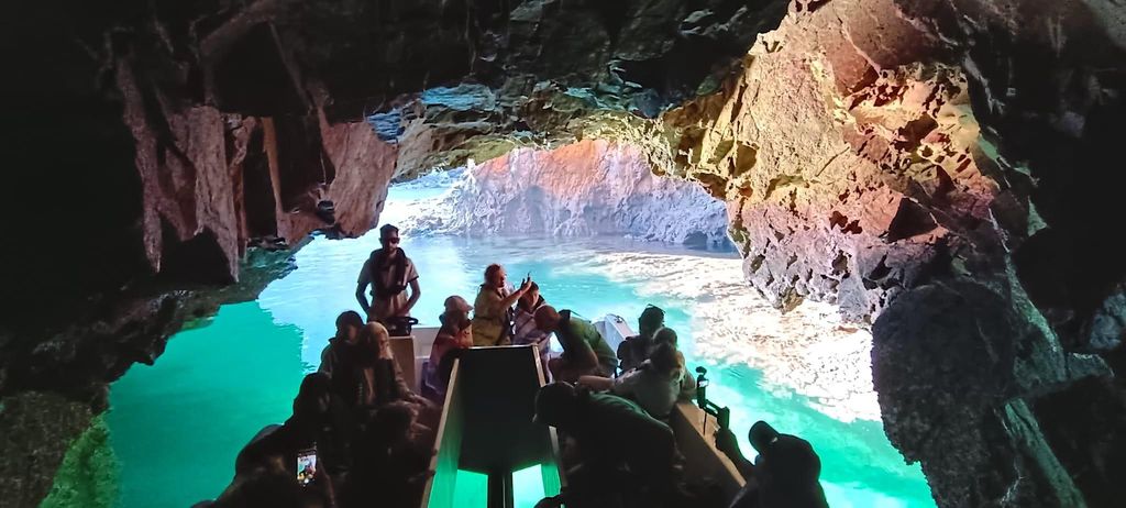 Peniche: Berlengas Island Katamaran Tour mit Höhlentour