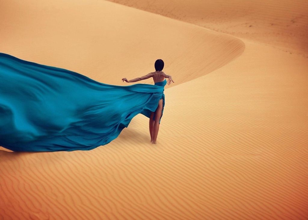 Fuerteventura: Fotoshooting mit fliegendem Kleid in den Sanddünen von Corralejo