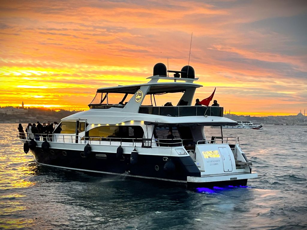 Istanbul: Bosporus Sunset Yacht Cruise mit Live Guide