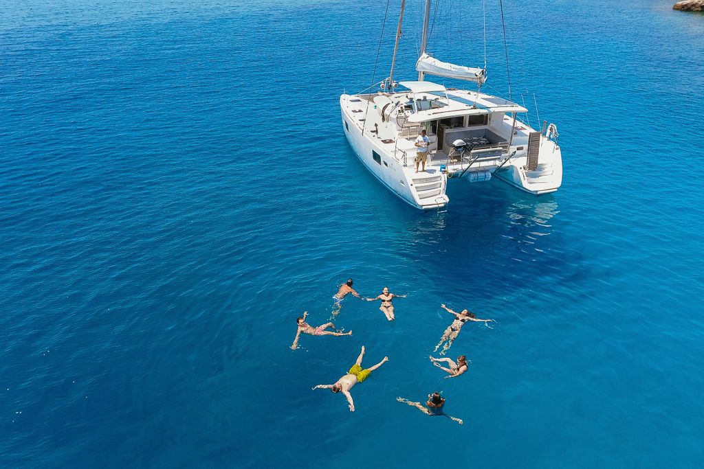 Athen: Riviera-Katamaranfahrt mit Essen und Getränken