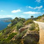 Badeurlaub und wunderschöne Küstenstraßen - Sardinien ist im Juli eine Reise wert.