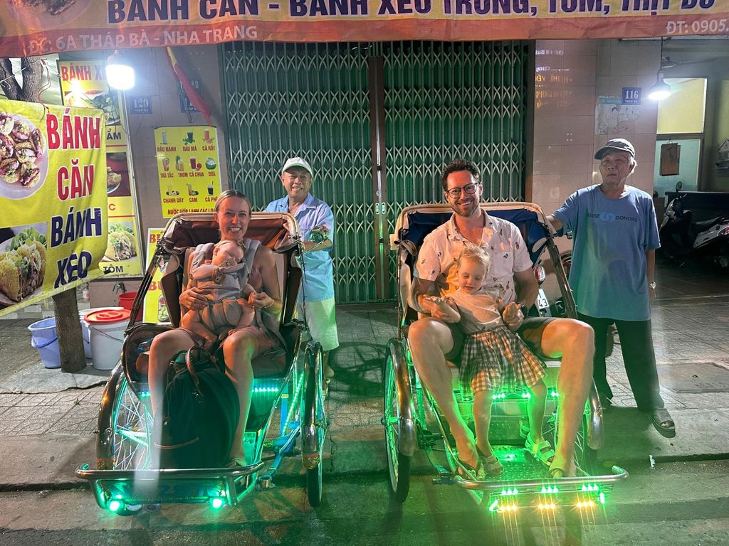 Nha Trang nach Einbruch der Dunkelheit mit dem Cyclo (Pedicab)