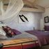 Lavendel Raum mit seinen hohen Decken und Holzbalken